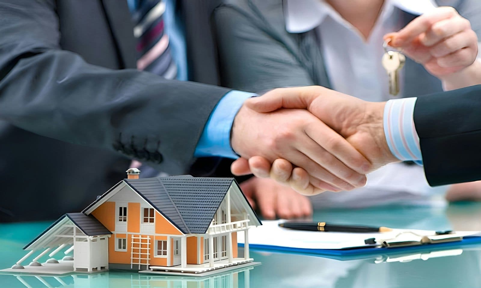 House keys, cash and a calculator